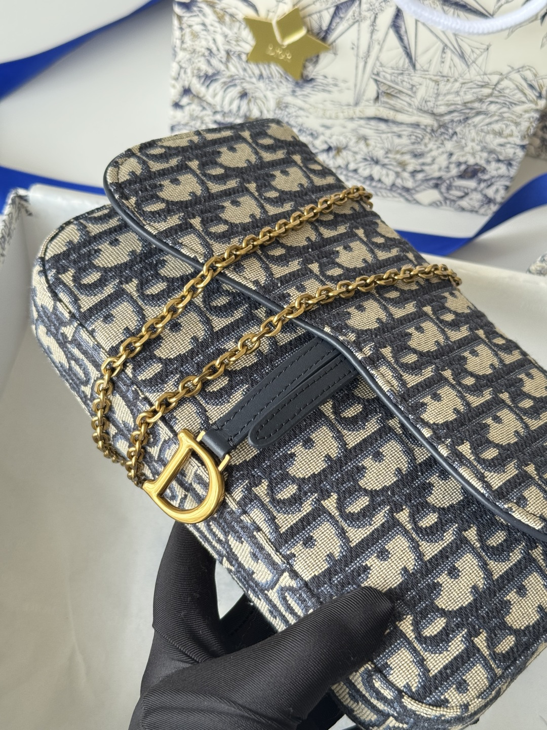 Dior 这款马鞍链条手袋线条流畅协调 是一款 且实用的单品 采用蓝色Denim Dior Oblique 提花面料精心制作