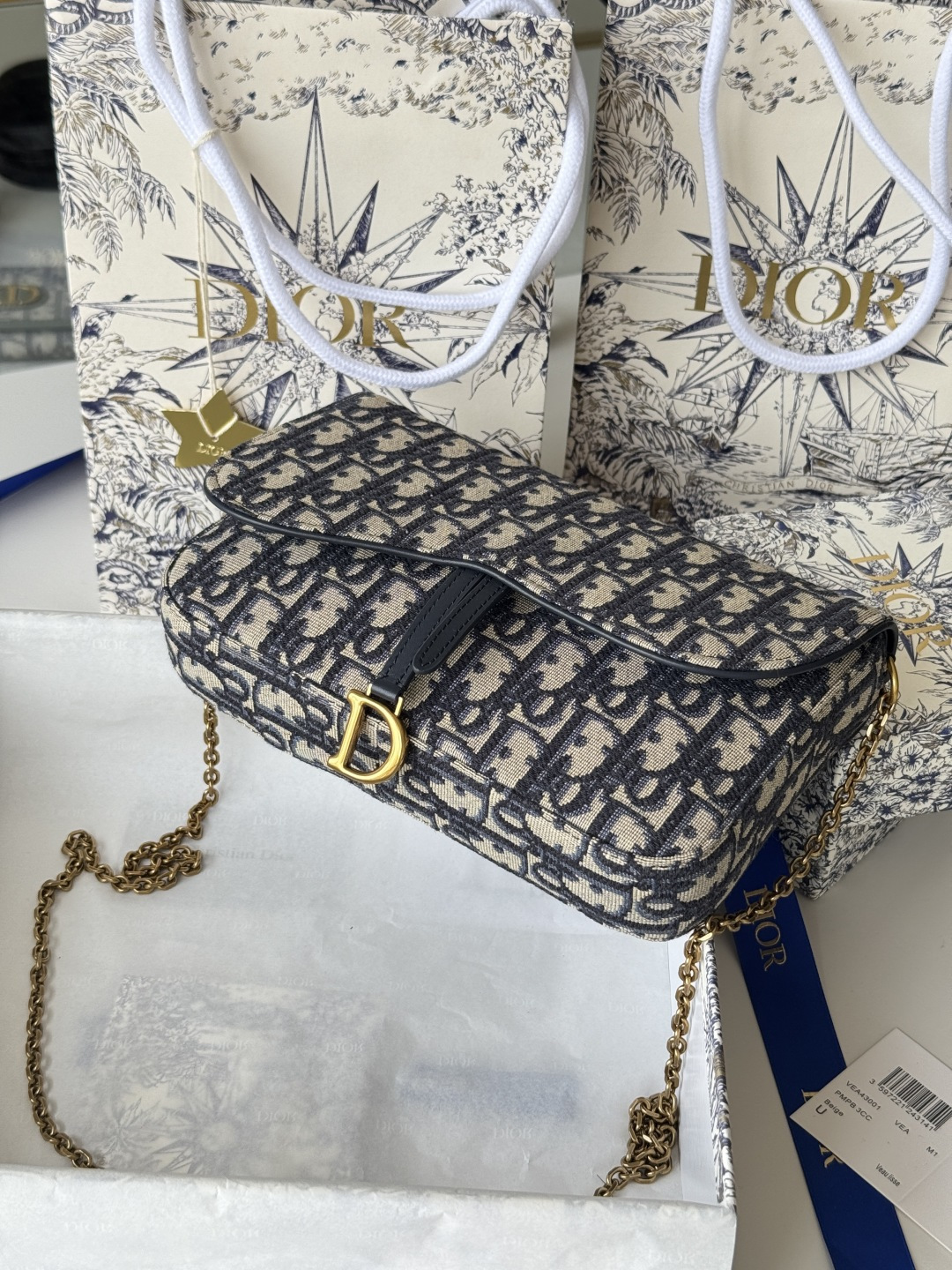 Dior 这款马鞍链条手袋线条流畅协调 是一款 且实用的单品 采用蓝色Denim Dior Oblique 提花面料精心制作