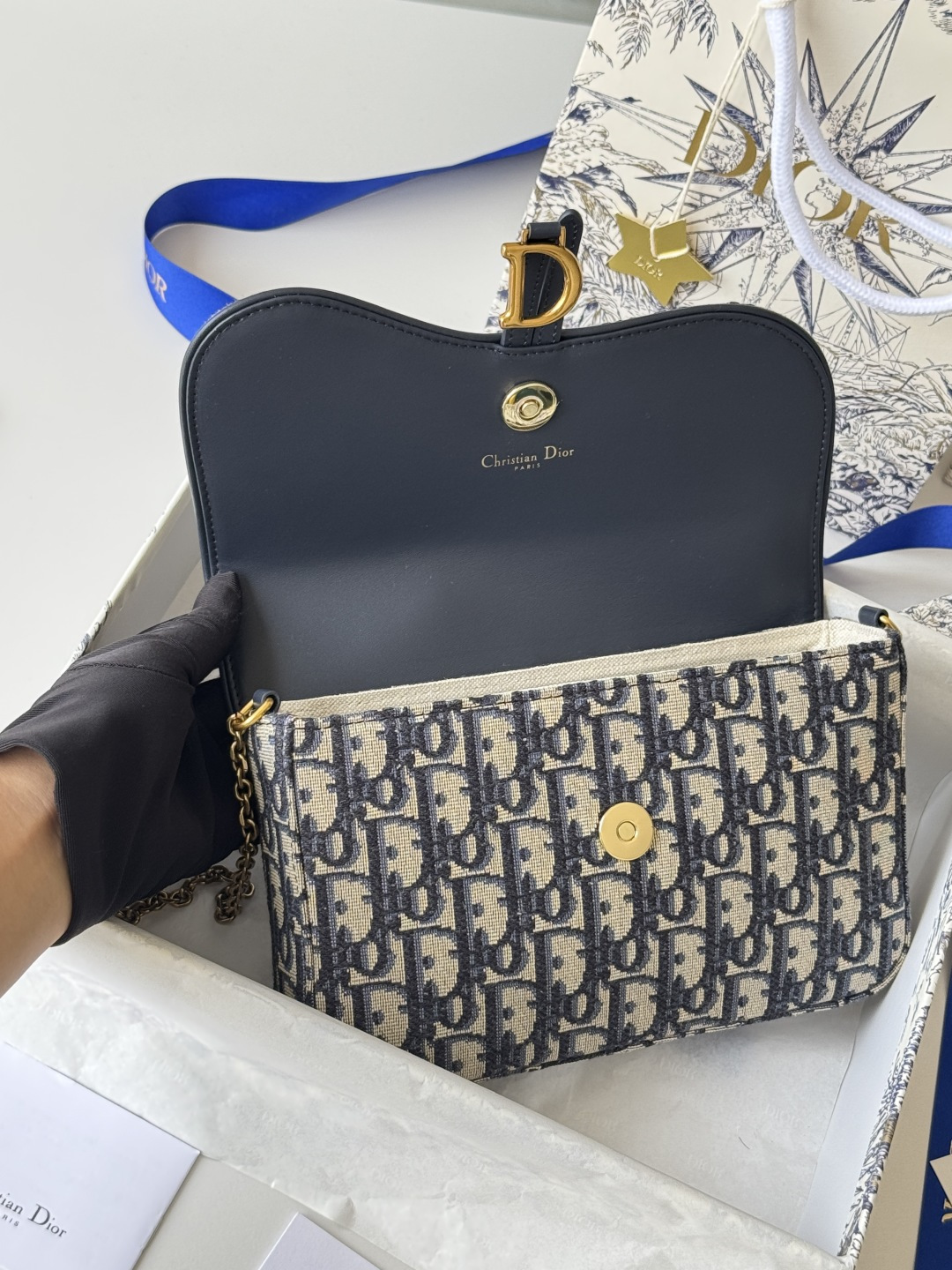 Dior 这款马鞍链条手袋线条流畅协调 是一款 且实用的单品 采用蓝色Denim Dior Oblique 提花面料精心制作