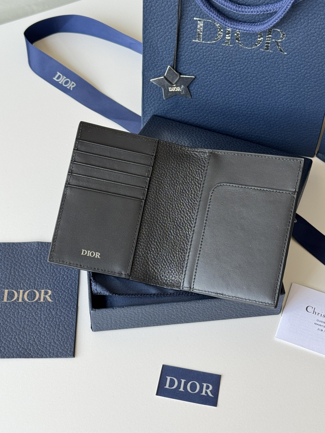Dior 升级版护照夹采用米色和黑色 Oblique