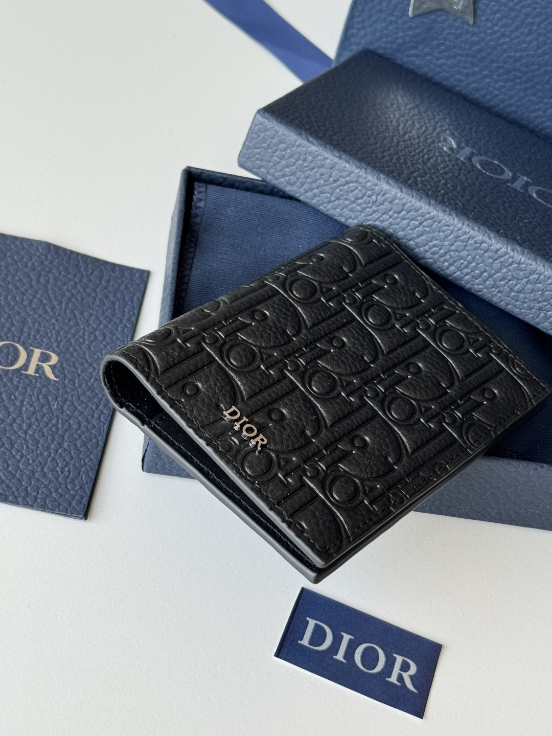Dior 升级版护照夹采用米色和黑色 Oblique