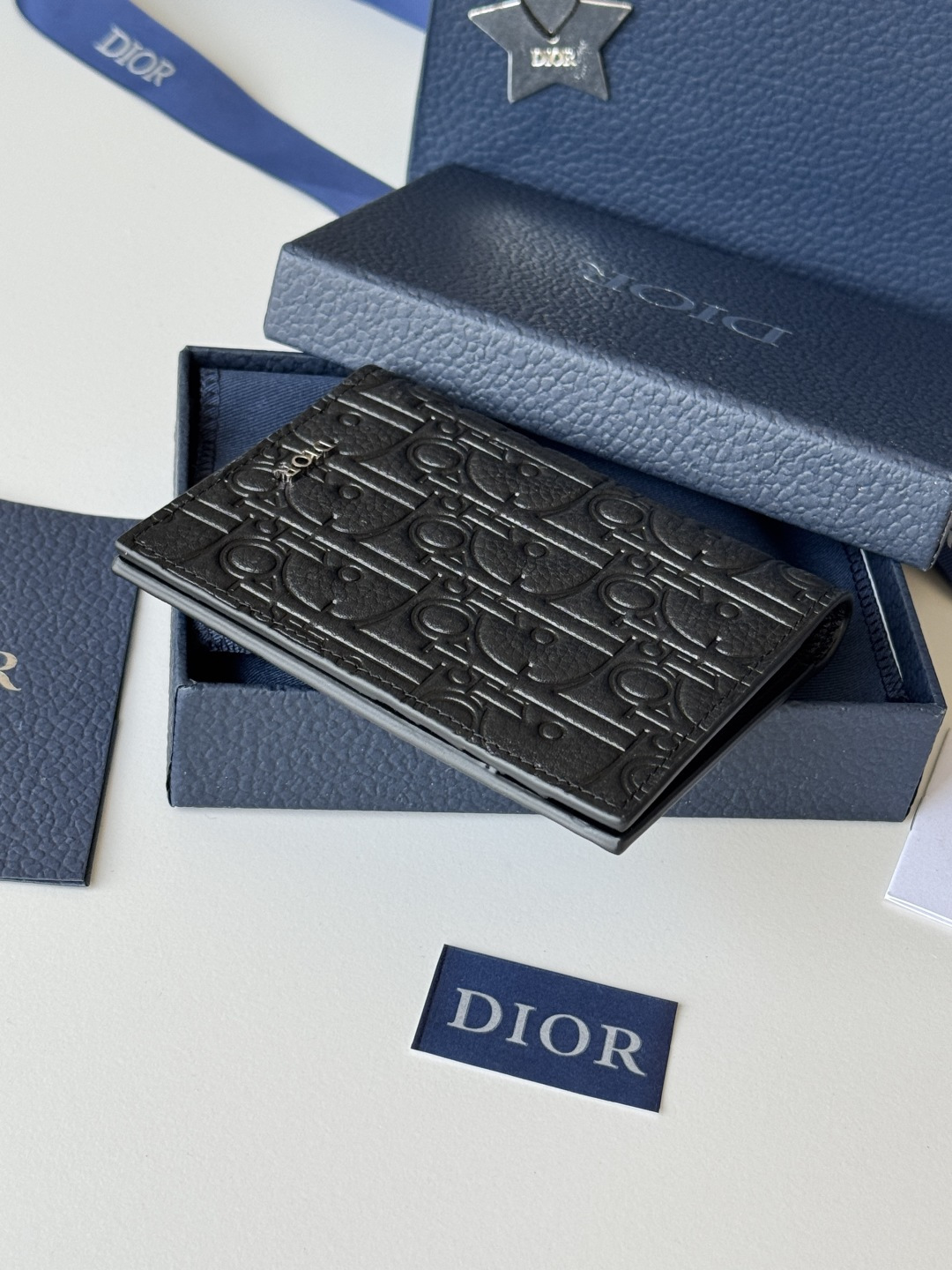 Dior 升级版护照夹采用米色和黑色 Oblique