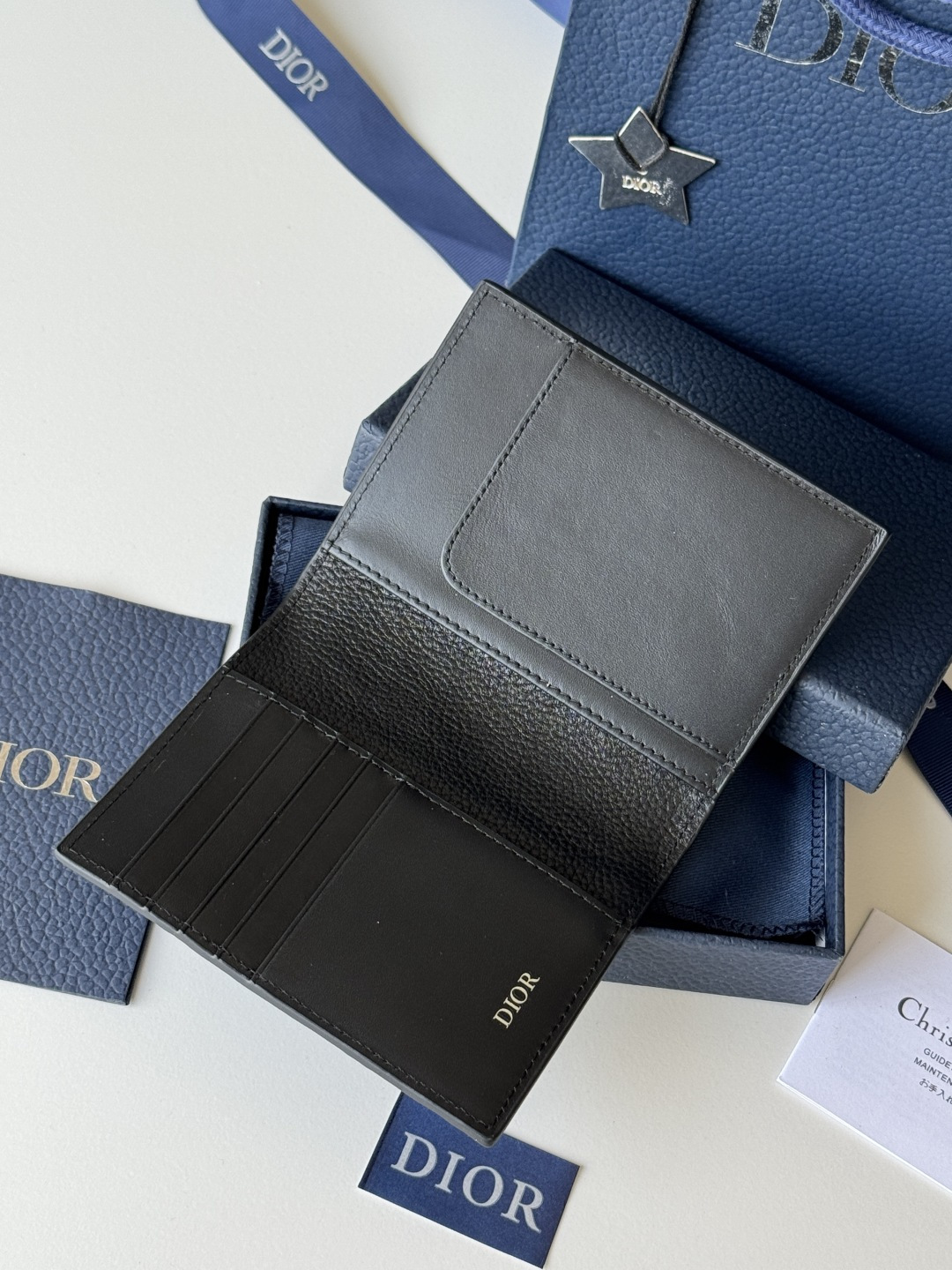 Dior 升级版护照夹采用米色和黑色 Oblique