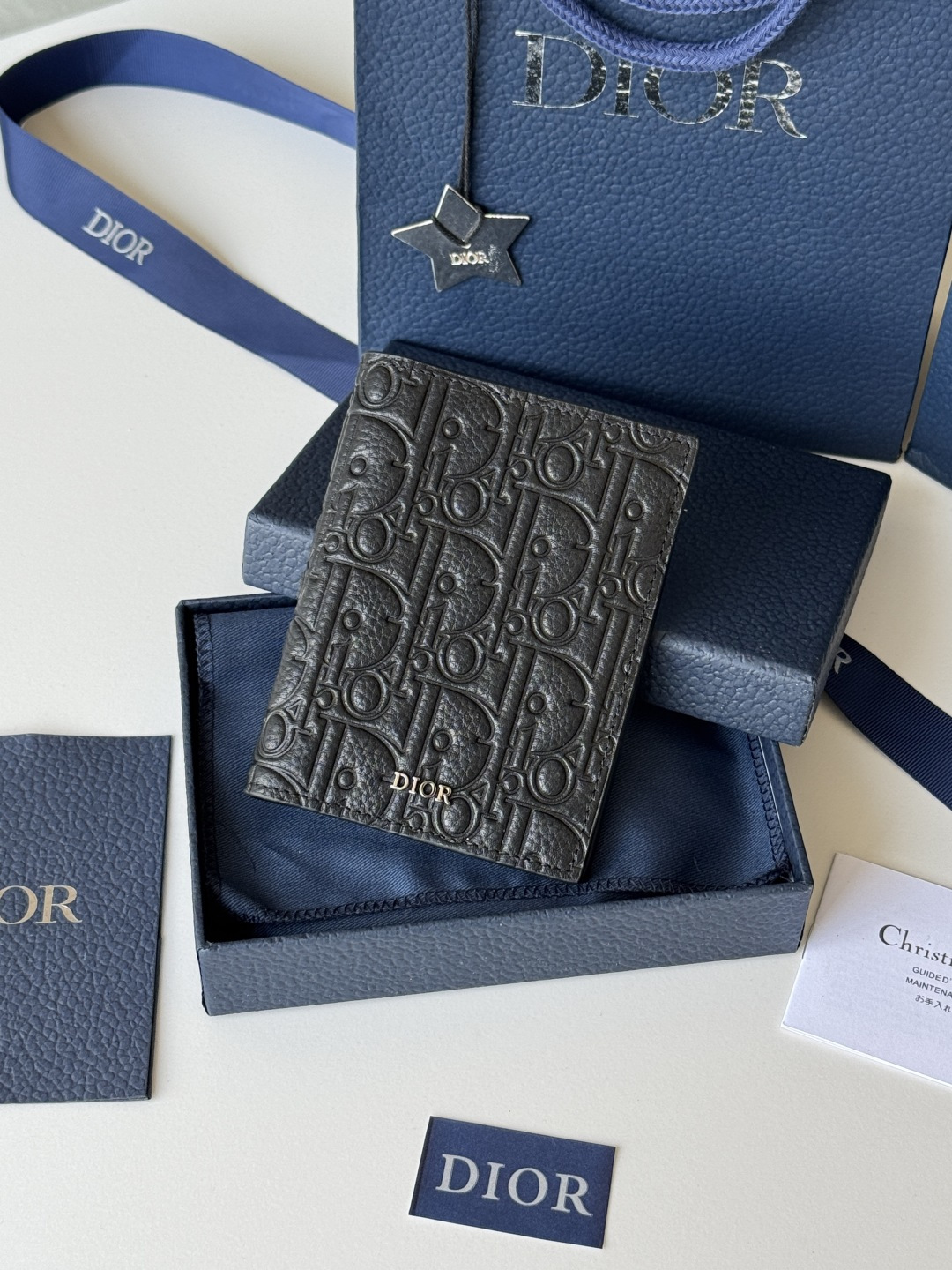Dior 升级版护照夹采用米色和黑色 Oblique