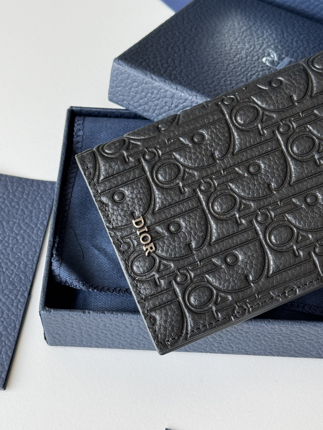 Dior 升级版护照夹采用米色和黑色 Oblique