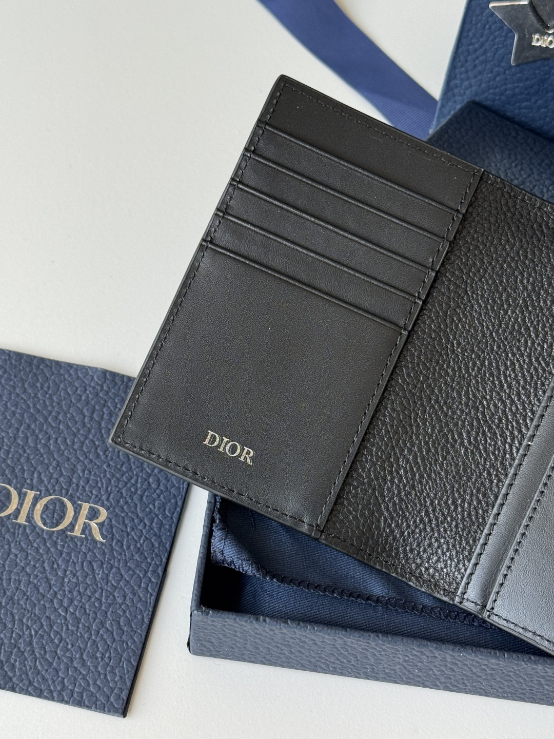Dior 升级版护照夹采用米色和黑色 Oblique