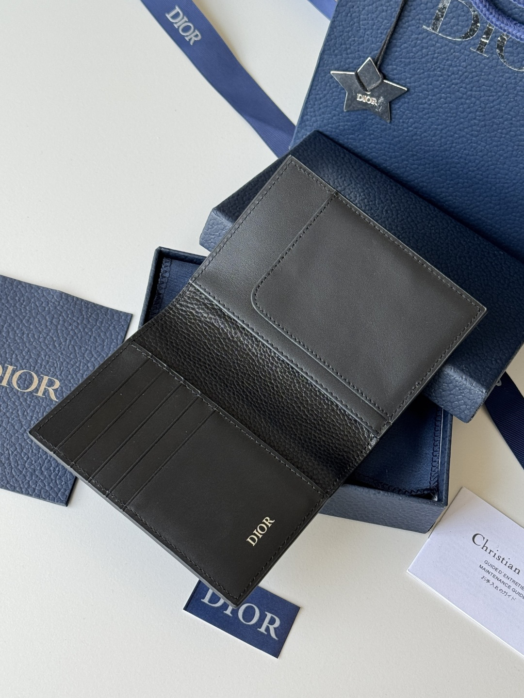 Dior 护照夹这款护照套实用而高雅 采用米色和黑色