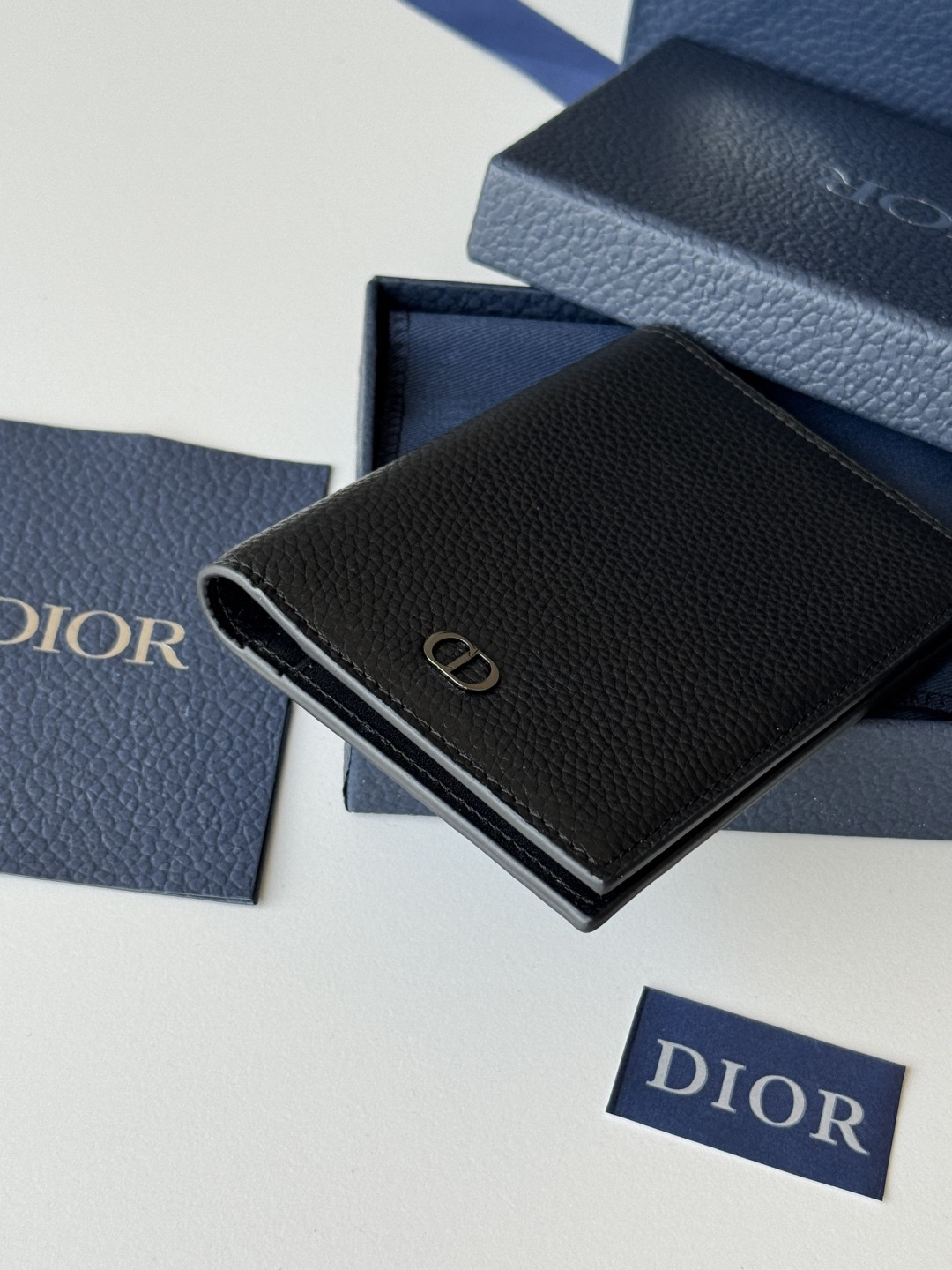 Dior 护照夹这款护照套实用而高雅 采用米色和黑色