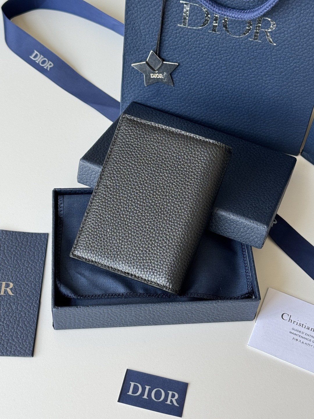 Dior 护照夹这款护照套实用而高雅 采用米色和黑色