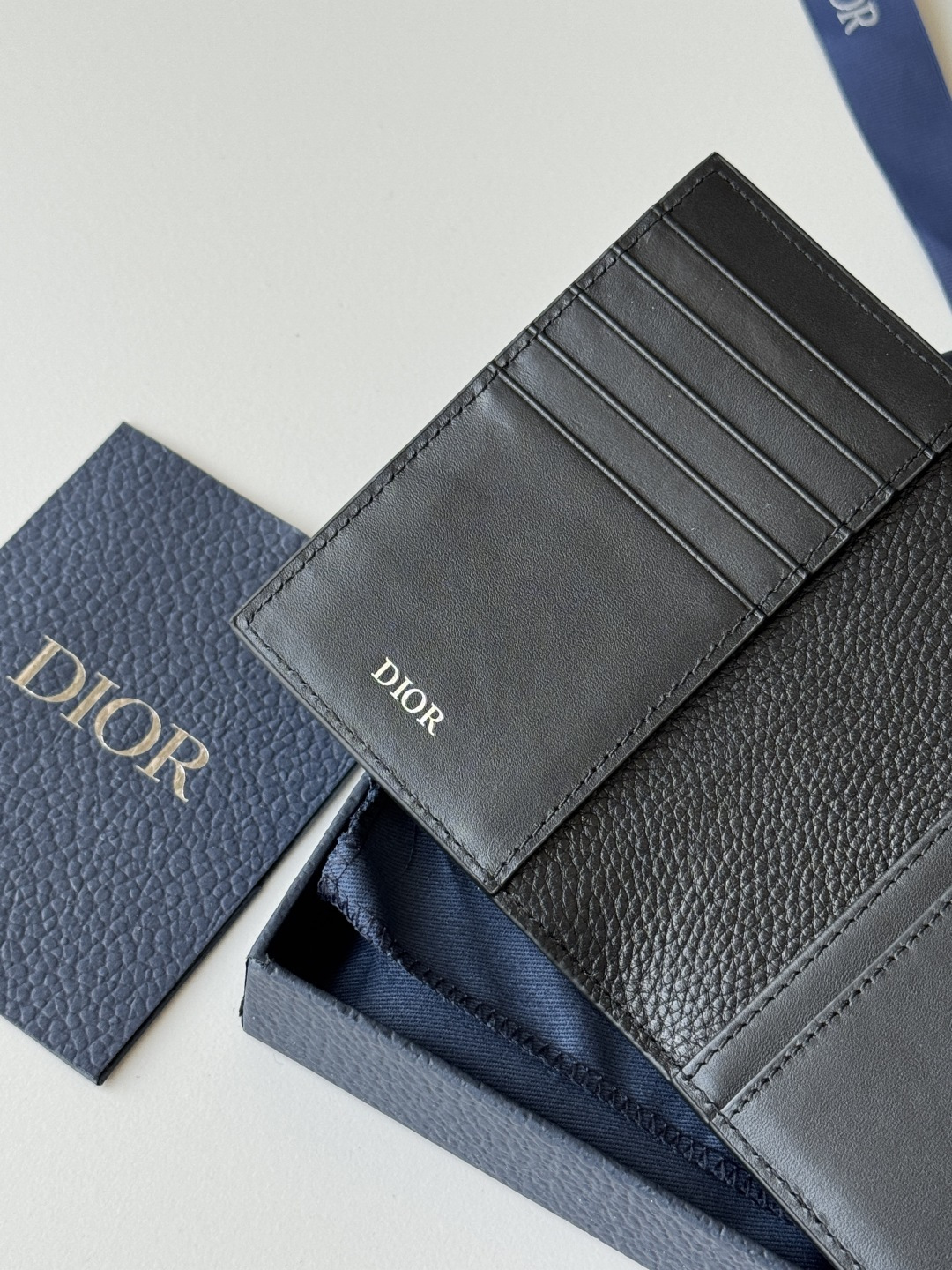 Dior 护照夹这款护照套实用而高雅 采用米色和黑色