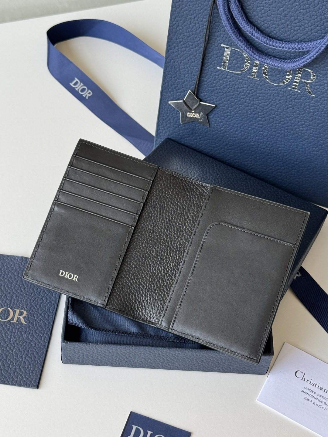 Dior 护照夹这款护照套实用而高雅 采用米色和黑色