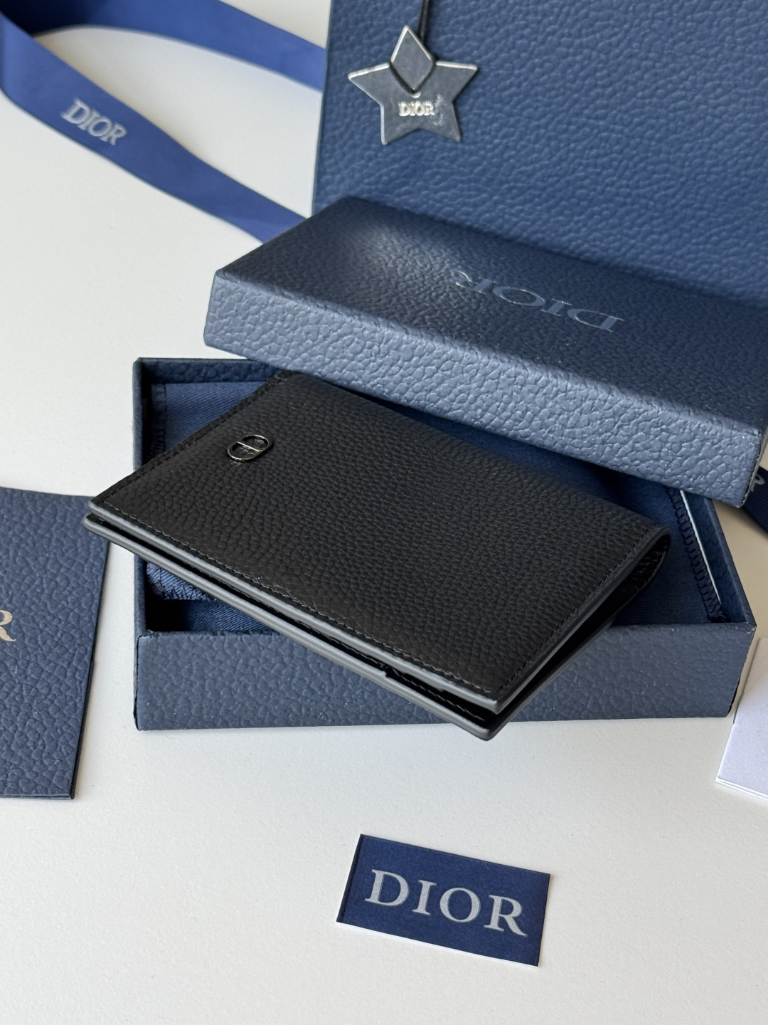 Dior 护照夹这款护照套实用而高雅 采用米色和黑色