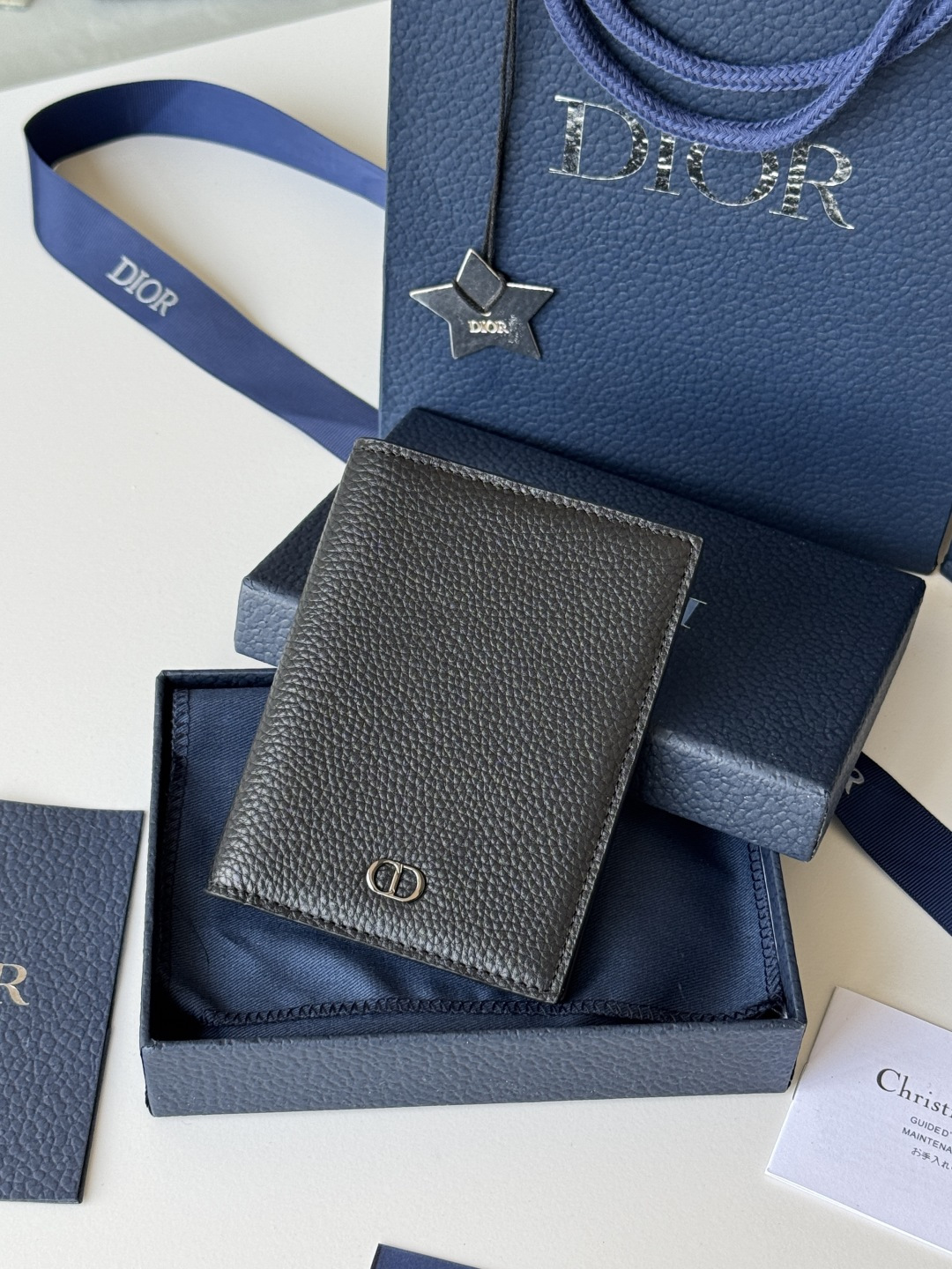 Dior 护照夹这款护照套实用而高雅 采用米色和黑色