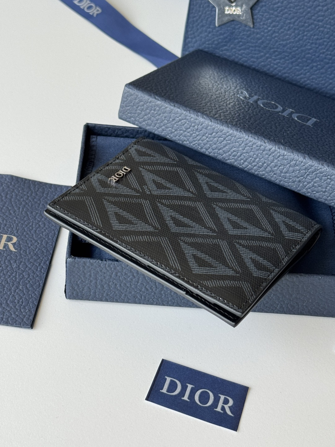 Dior 这款护照套实用而高雅 采用米色和黑色 Oblique 印花面料精心制作 正面饰以 Dior 标志