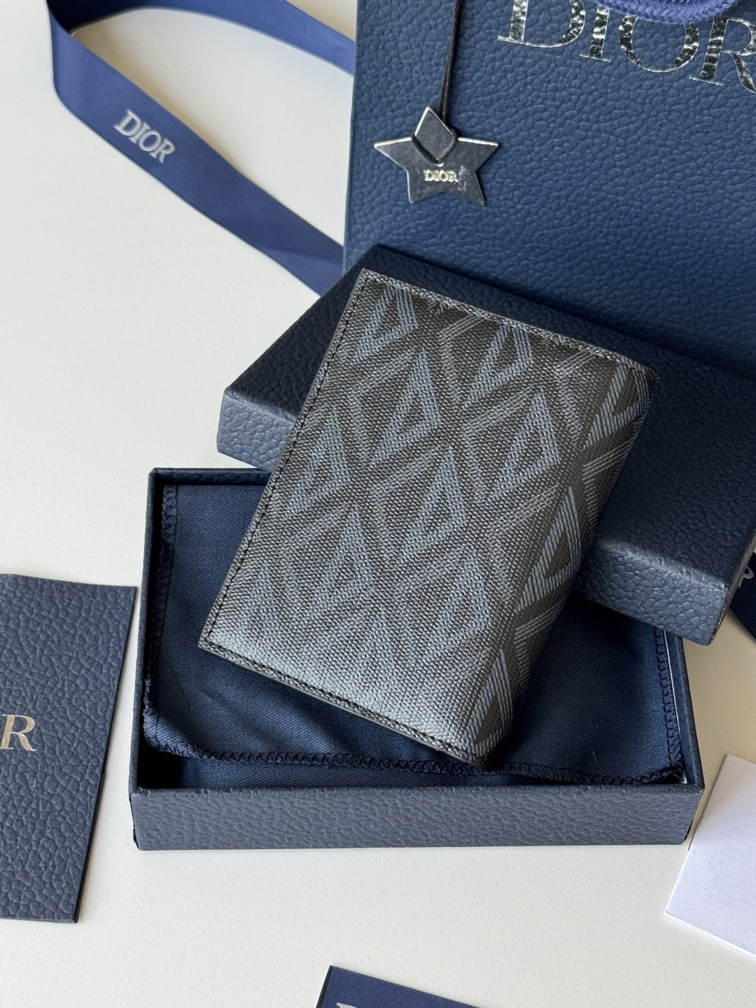 Dior 这款护照套实用而高雅 采用米色和黑色 Oblique 印花面料精心制作 正面饰以 Dior 标志
