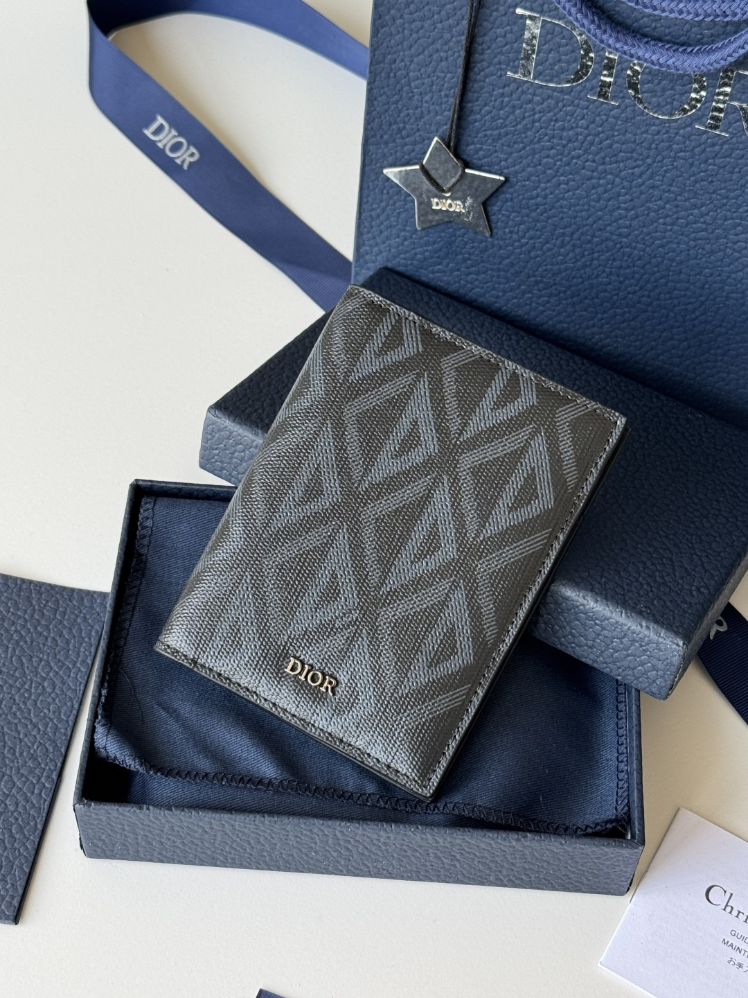 Dior 这款护照套实用而高雅 采用米色和黑色 Oblique 印花面料精心制作 正面饰以 Dior 标志