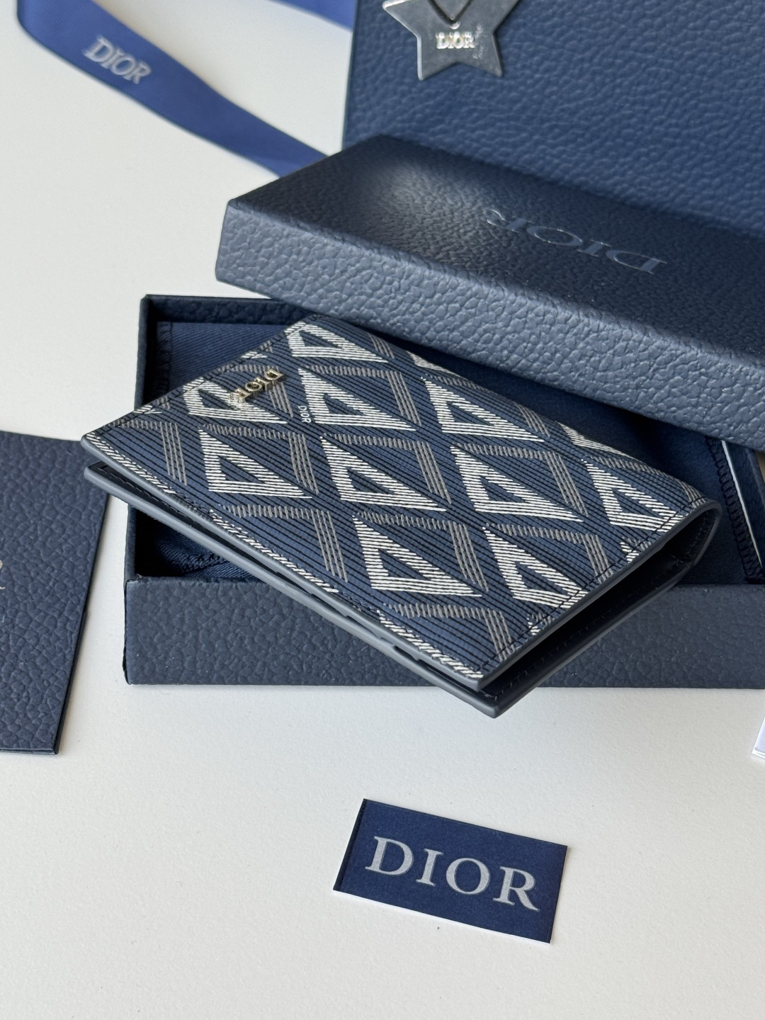 Dior 这款护照套实用而高雅 采用米色和黑色 Oblique 印花面料精心制作 正面饰以 Dior 标志
