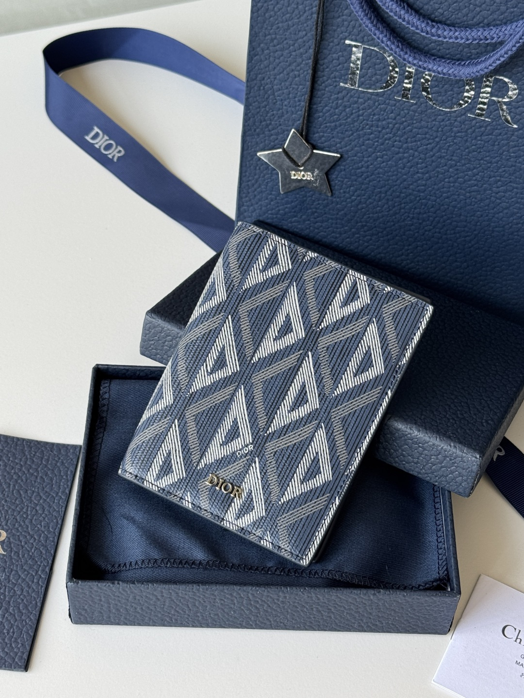Dior 这款护照套实用而高雅 采用米色和黑色 Oblique 印花面料精心制作 正面饰以 Dior 标志
