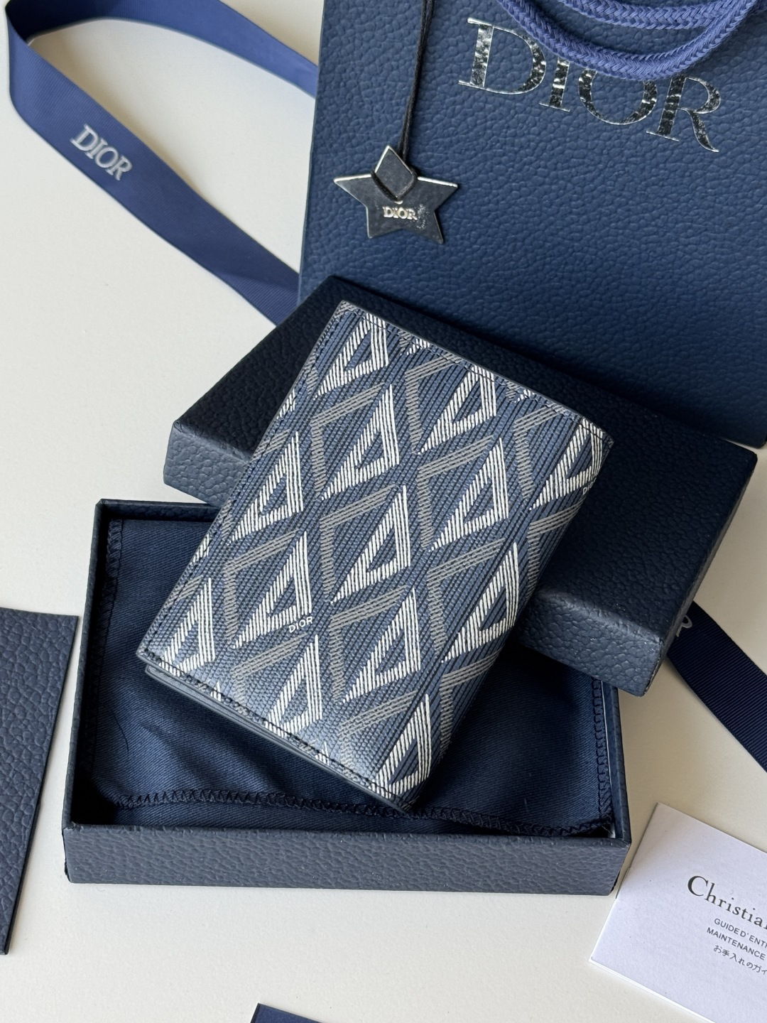 Dior 这款护照套实用而高雅 采用米色和黑色 Oblique 印花面料精心制作 正面饰以 Dior 标志