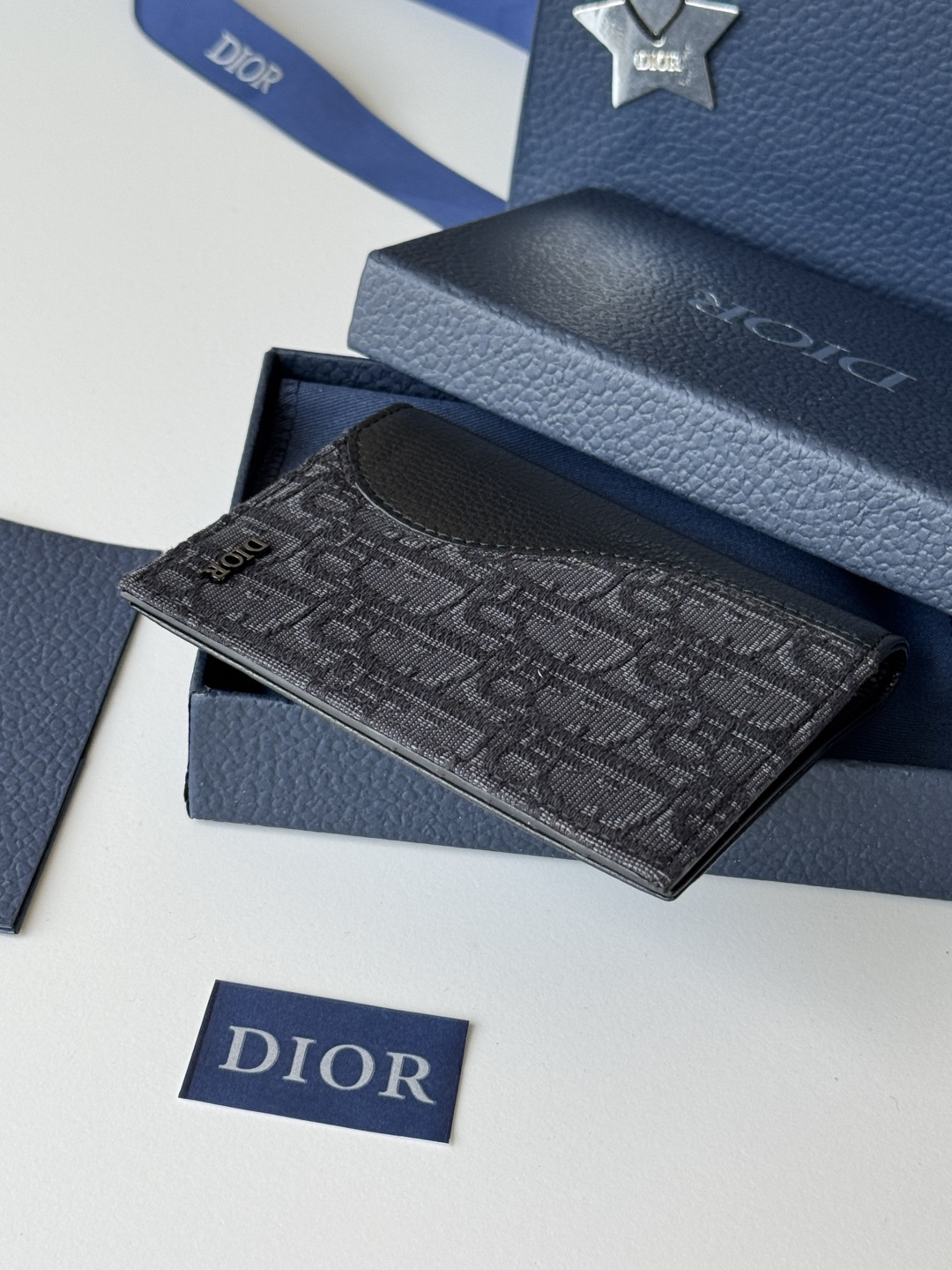 Dior 这款护照套实用而高雅 采用米色和黑色 Oblique 印花面料精心制作 正面饰以 Dior 标志
