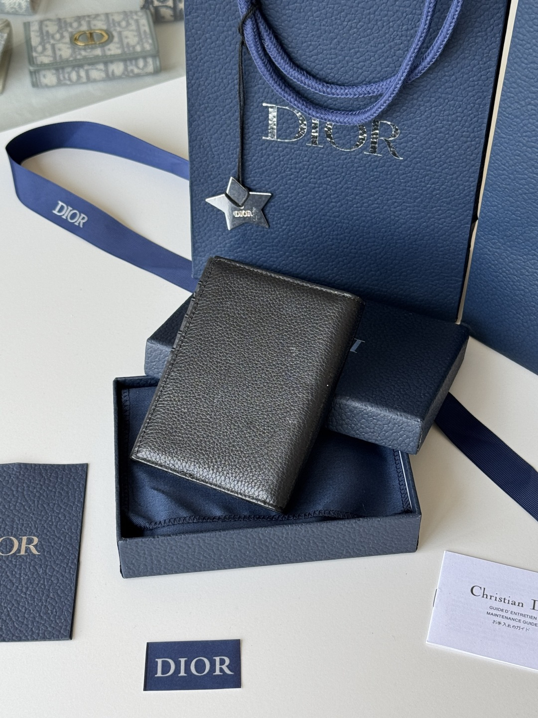 Dior 这款护照套实用而高雅 采用米色和黑色 Oblique 印花面料精心制作 正面饰以 Dior 标志