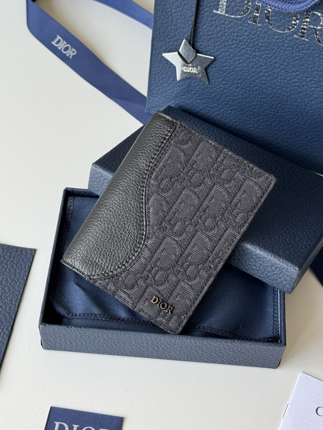 Dior 这款护照套实用而高雅 采用米色和黑色 Oblique 印花面料精心制作 正面饰以 Dior 标志