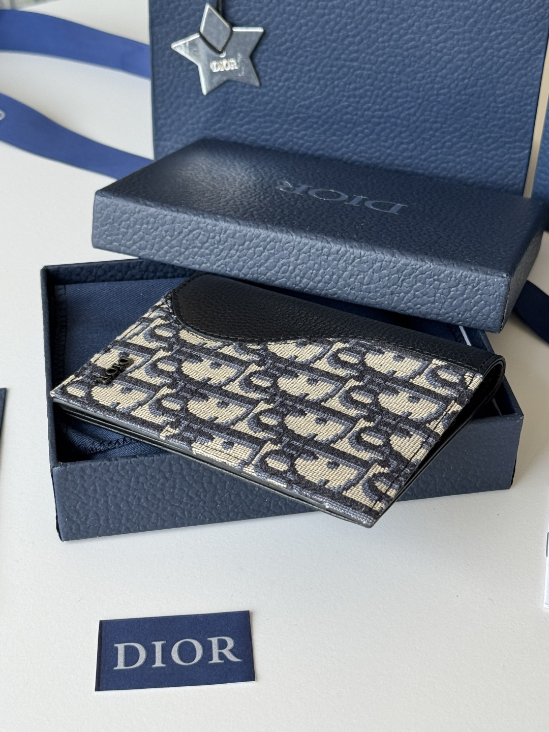 Dior 这款护照套实用而高雅 采用米色和黑色 Oblique 印花面料精心制作 正面饰以 Dior 标志
