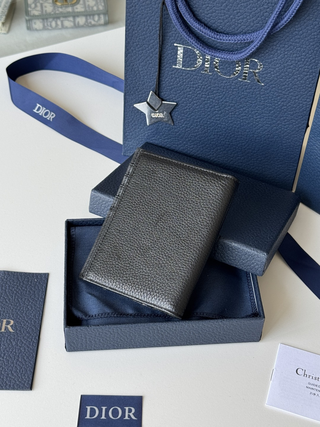 Dior 这款护照套实用而高雅 采用米色和黑色 Oblique 印花面料精心制作 正面饰以 Dior 标志