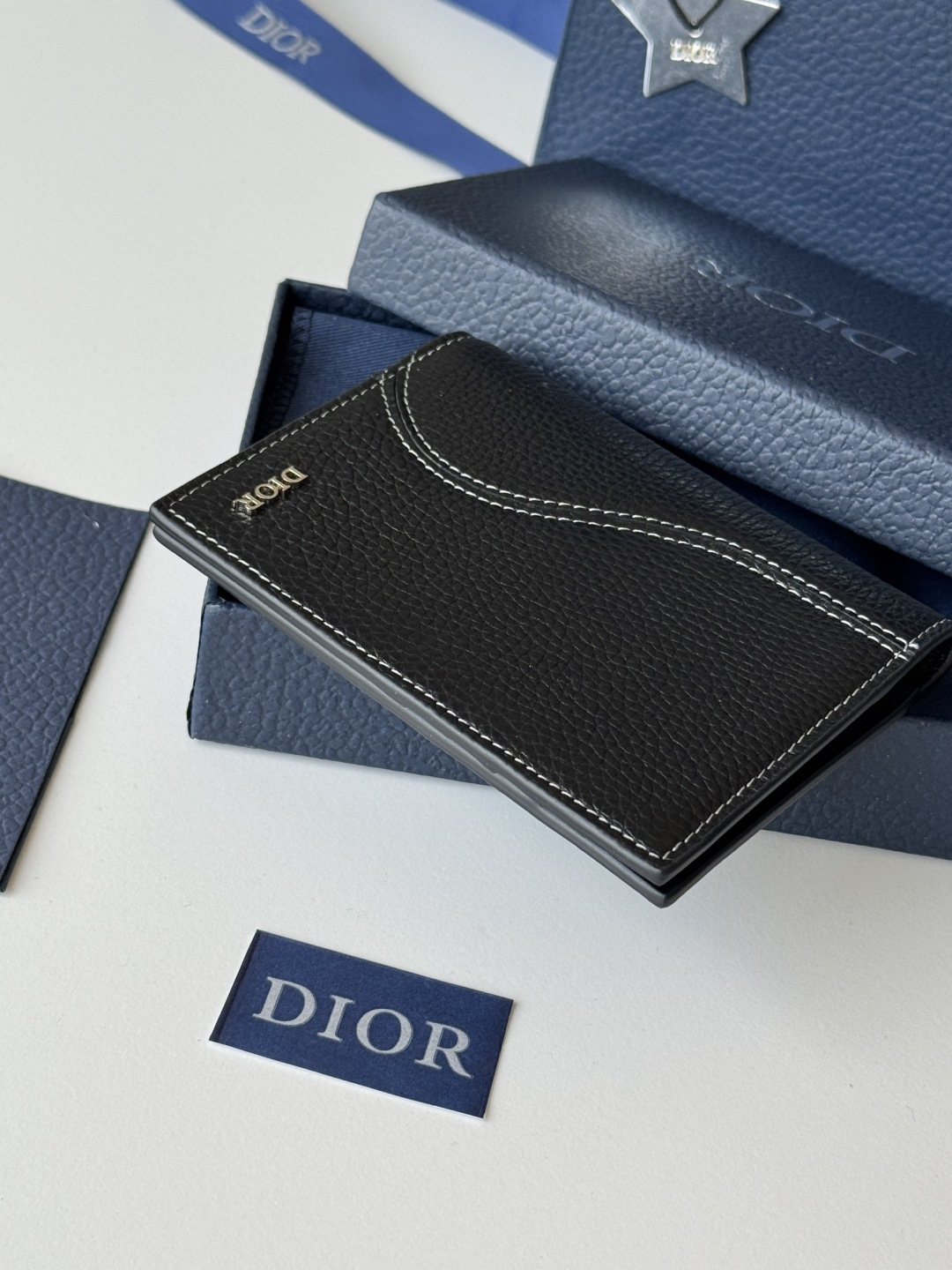 Dior 这款护照套实用而高雅 采用米色和黑色 Oblique 印花面料精心制作 正面饰以 Dior 标志