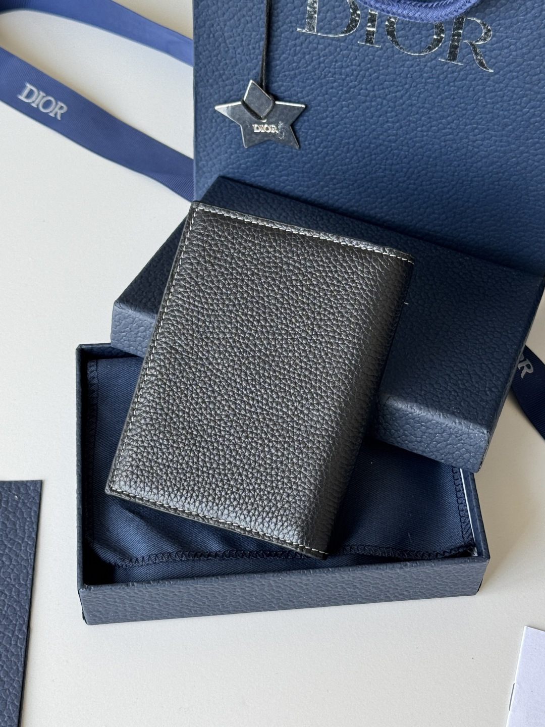 Dior 这款护照套实用而高雅 采用米色和黑色 Oblique 印花面料精心制作 正面饰以 Dior 标志