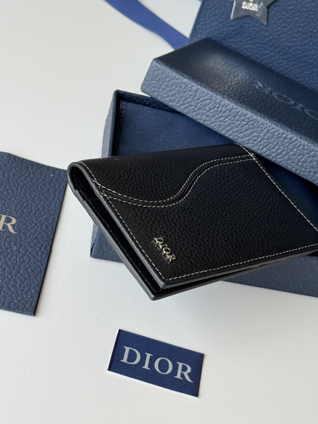 Dior 这款护照套实用而高雅 采用米色和黑色 Oblique 印花面料精心制作 正面饰以 Dior 标志