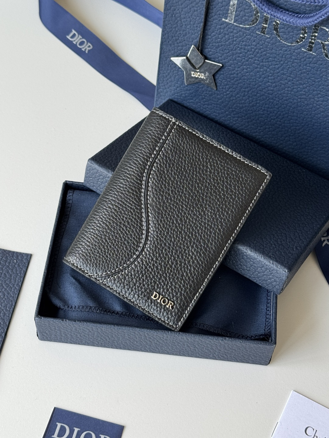 Dior 这款护照套实用而高雅 采用米色和黑色 Oblique 印花面料精心制作 正面饰以 Dior 标志