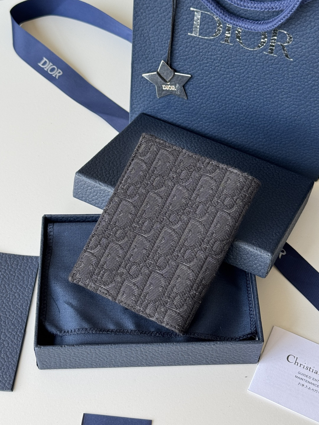 Dior 这款护照套实用而高雅 采用米色和黑色 Oblique 印花面料精心制作 正面饰以 Dior 标志