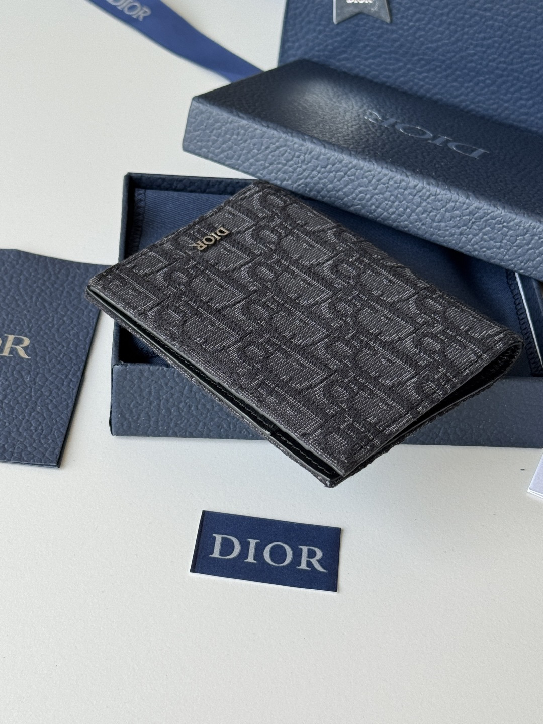 Dior 这款护照套实用而高雅 采用米色和黑色 Oblique 印花面料精心制作 正面饰以 Dior 标志
