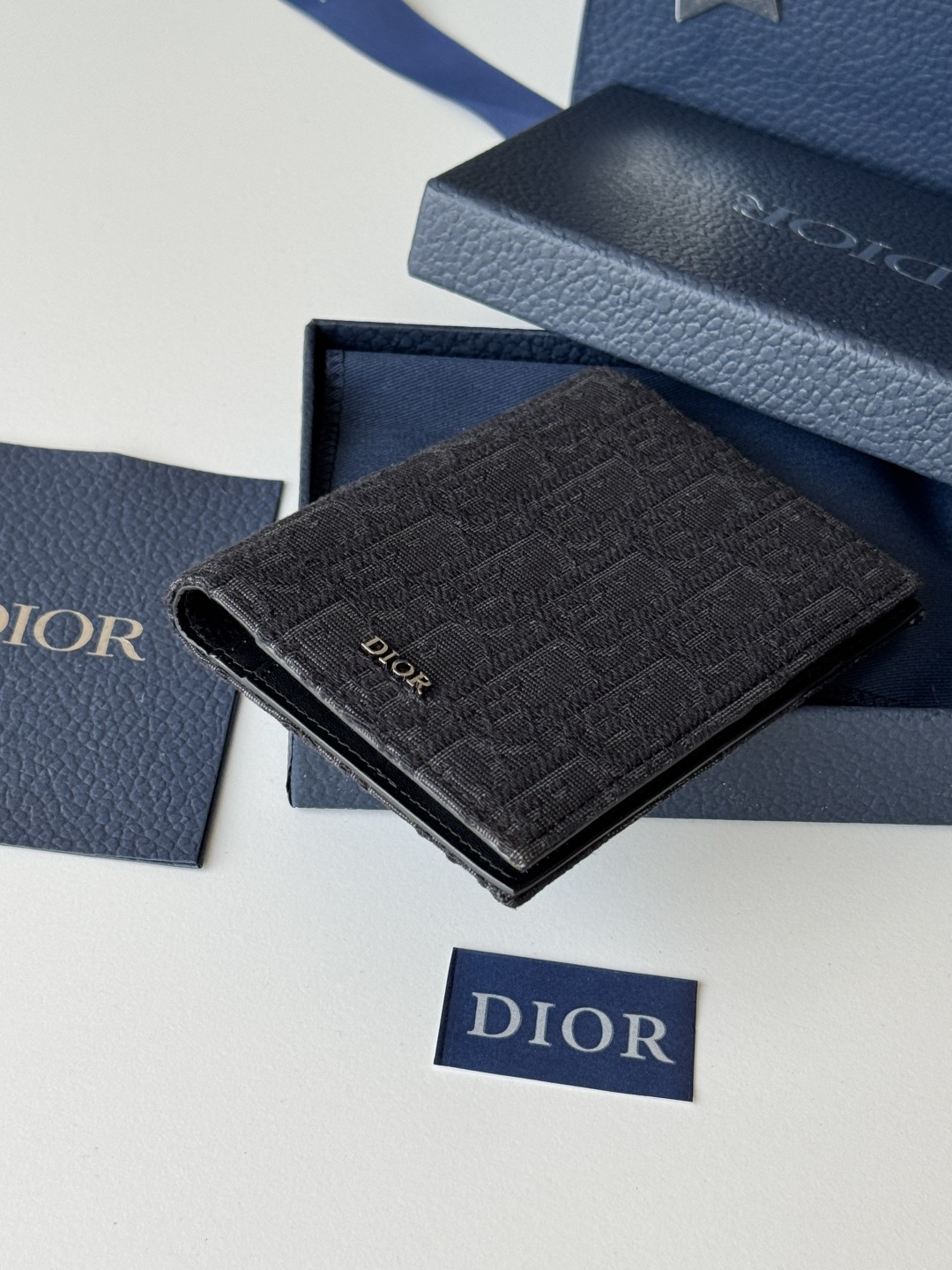 Dior 这款护照套实用而高雅 采用米色和黑色 Oblique 印花面料精心制作 正面饰以 Dior 标志