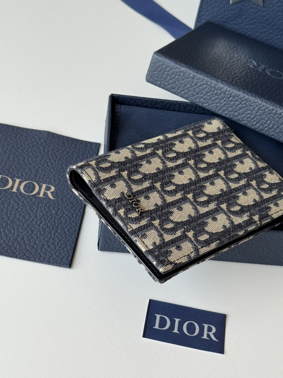 Dior 这款护照套实用而高雅 采用米色和黑色 Oblique 印花面料精心制作 正面饰以 Dior 标志