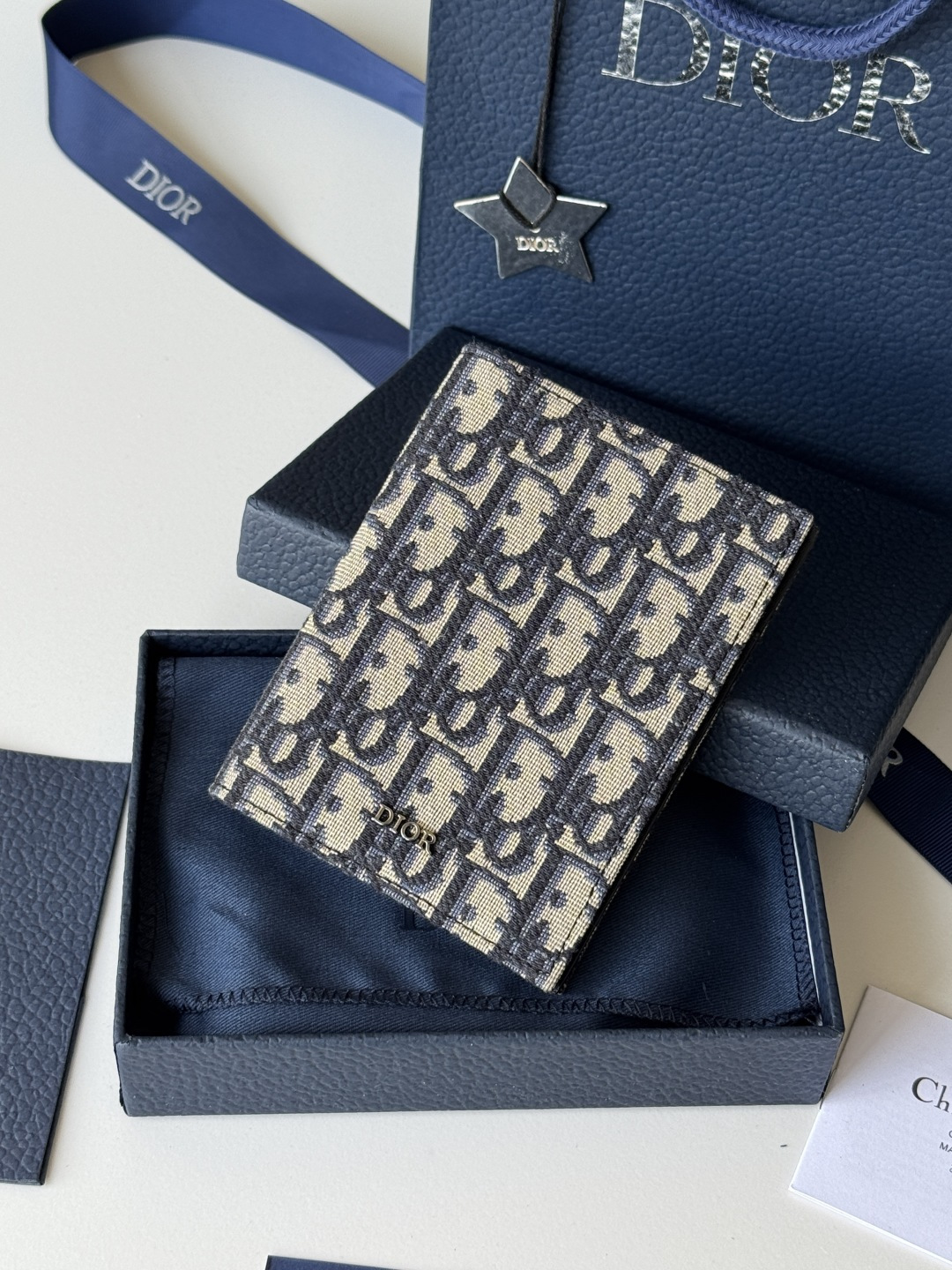 Dior 这款护照套实用而高雅 采用米色和黑色 Oblique 印花面料精心制作 正面饰以 Dior 标志