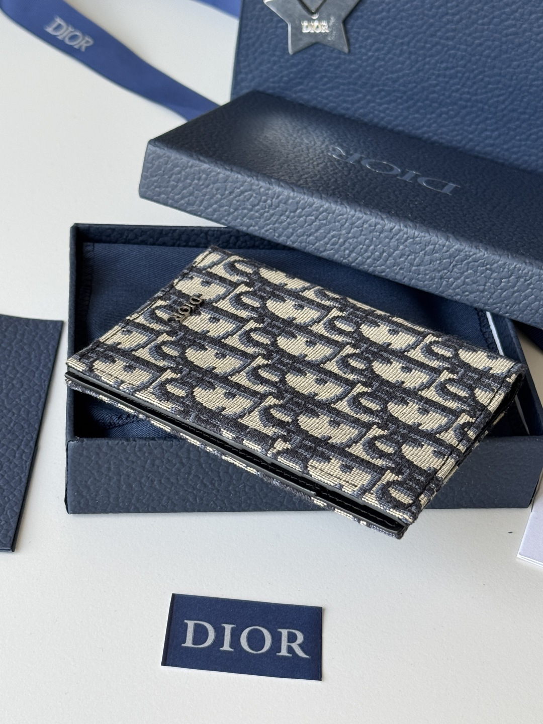 Dior 这款护照套实用而高雅 采用米色和黑色 Oblique 印花面料精心制作 正面饰以 Dior 标志