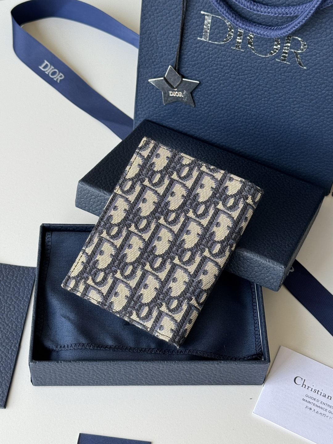 Dior 这款护照套实用而高雅 采用米色和黑色 Oblique 印花面料精心制作 正面饰以 Dior 标志