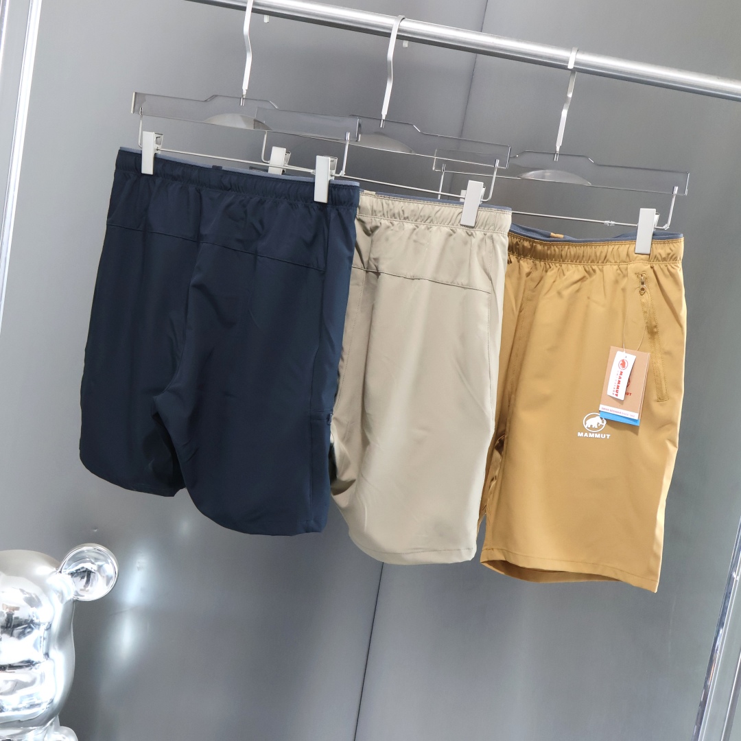 💰100高端品质！
🌳MAMMUT猛犸象夏季新款高端男士梭织三色户外短裤
户外多功能休闲裤 面料强悍如斯!手感细腻柔软，很有质感!防水透气速干亲肤 透气速干 运动B备上班休闲穿搭
版型上3d立体修身裁剪 裁剪非常复杂肉眼可见的好版型 上身有型不紧绷 活动自如
松紧腰带抽绳 穿脱方便不单调!两侧隐形口袋设计 耐磨抗皱具有J好的透气性能 让您在炎热夏天不闷热

颜色：黑色 卡其 沙尘黄  
尺码:  M-3XL
