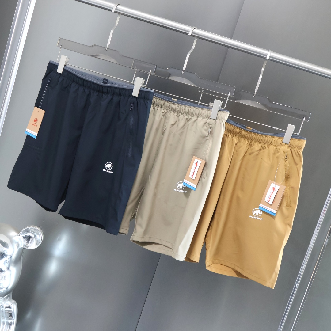 💰100高端品质！
🌳MAMMUT猛犸象夏季新款高端男士梭织三色户外短裤
户外多功能休闲裤 面料强悍如斯!手感细腻柔软，很有质感!防水透气速干亲肤 透气速干 运动B备上班休闲穿搭
版型上3d立体修身裁剪 裁剪非常复杂肉眼可见的好版型 上身有型不紧绷 活动自如
松紧腰带抽绳 穿脱方便不单调!两侧隐形口袋设计 耐磨抗皱具有J好的透气性能 让您在炎热夏天不闷热

颜色：黑色 卡其 沙尘黄  
尺码:  M-3XL
