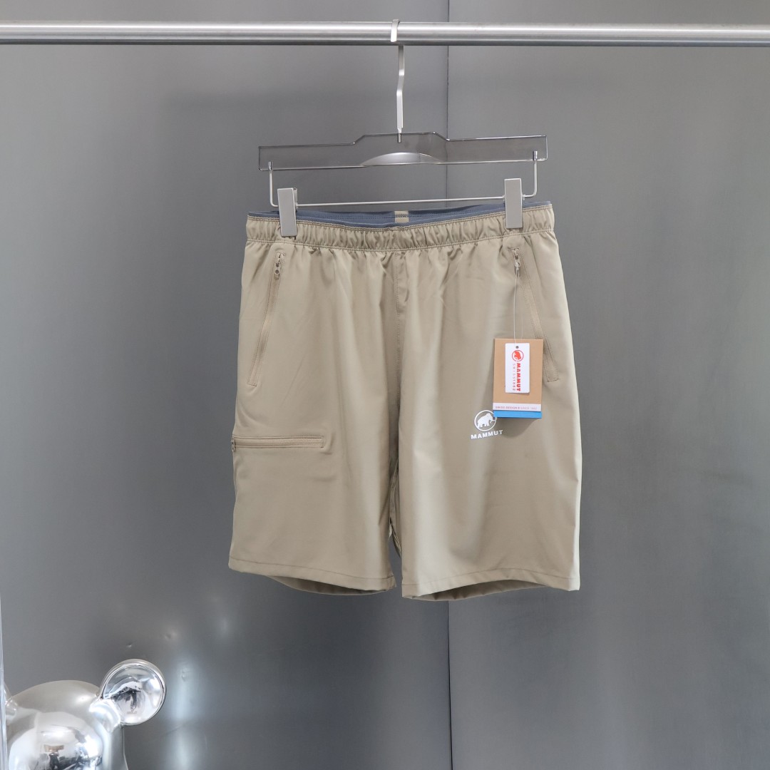 💰100高端品质！
🌳MAMMUT猛犸象夏季新款高端男士梭织三色户外短裤
户外多功能休闲裤 面料强悍如斯!手感细腻柔软，很有质感!防水透气速干亲肤 透气速干 运动B备上班休闲穿搭
版型上3d立体修身裁剪 裁剪非常复杂肉眼可见的好版型 上身有型不紧绷 活动自如
松紧腰带抽绳 穿脱方便不单调!两侧隐形口袋设计 耐磨抗皱具有J好的透气性能 让您在炎热夏天不闷热

颜色：黑色 卡其 沙尘黄  
尺码:  M-3XL
