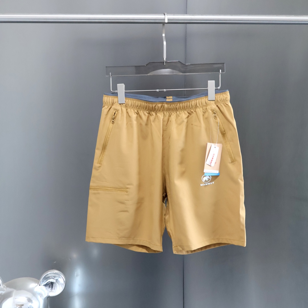 💰100高端品质！
🌳MAMMUT猛犸象夏季新款高端男士梭织三色户外短裤
户外多功能休闲裤 面料强悍如斯!手感细腻柔软，很有质感!防水透气速干亲肤 透气速干 运动B备上班休闲穿搭
版型上3d立体修身裁剪 裁剪非常复杂肉眼可见的好版型 上身有型不紧绷 活动自如
松紧腰带抽绳 穿脱方便不单调!两侧隐形口袋设计 耐磨抗皱具有J好的透气性能 让您在炎热夏天不闷热

颜色：黑色 卡其 沙尘黄  
尺码:  M-3XL
