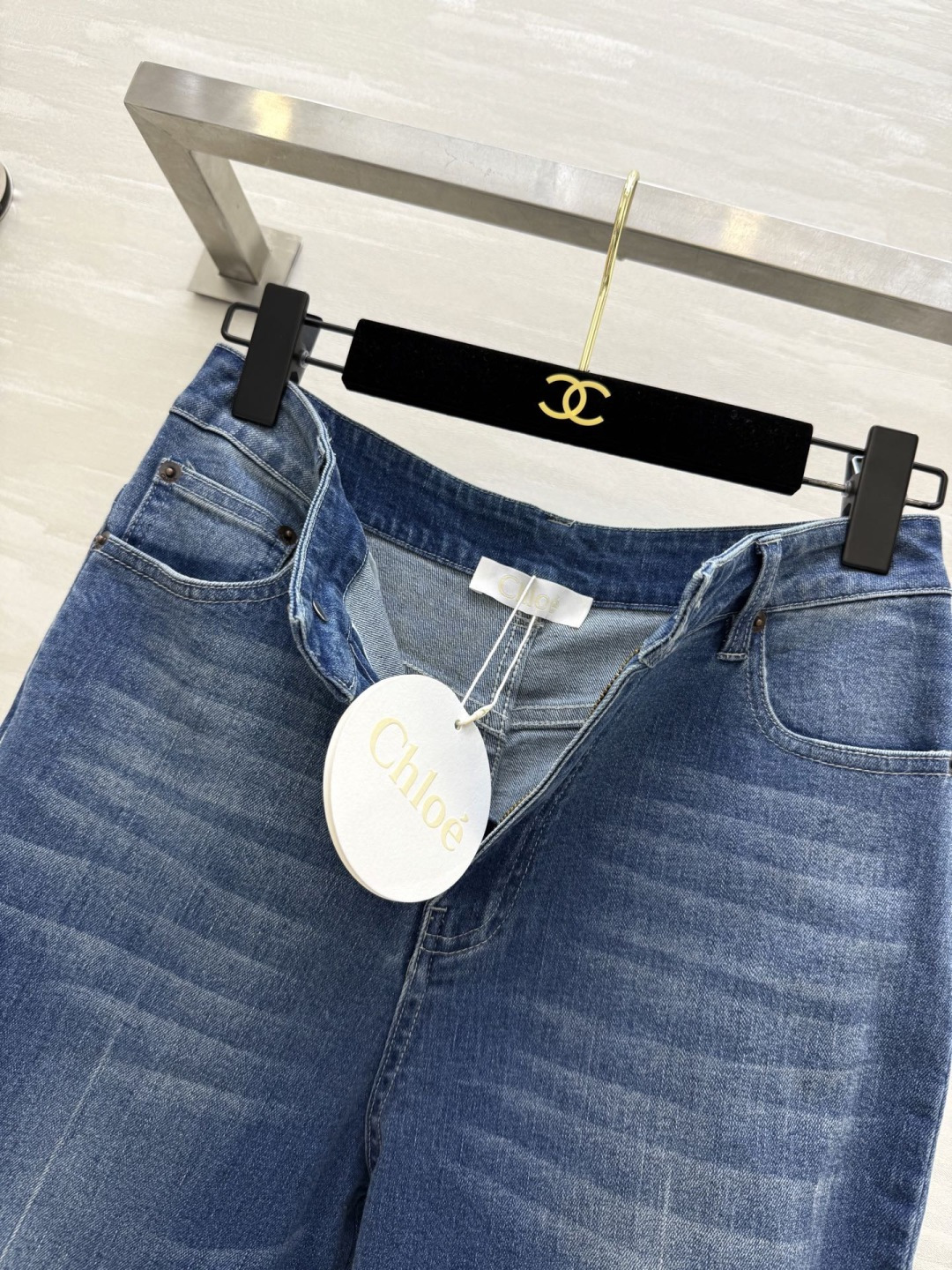 #Chlo新款高腰牛仔微喇裤 裤脚独特手工毛边设计随性洒脱 中高腰修身版型上身就是妥妥的长腿妹子 后口袋