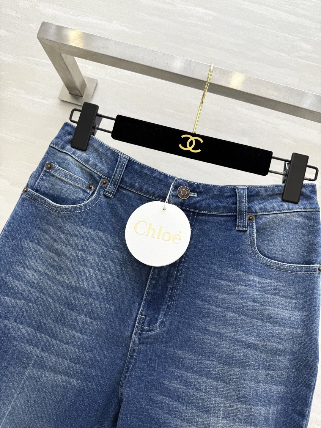 #Chlo新款高腰牛仔微喇裤 裤脚独特手工毛边设计随性洒脱 中高腰修身版型上身就是妥妥的长腿妹子 后口袋