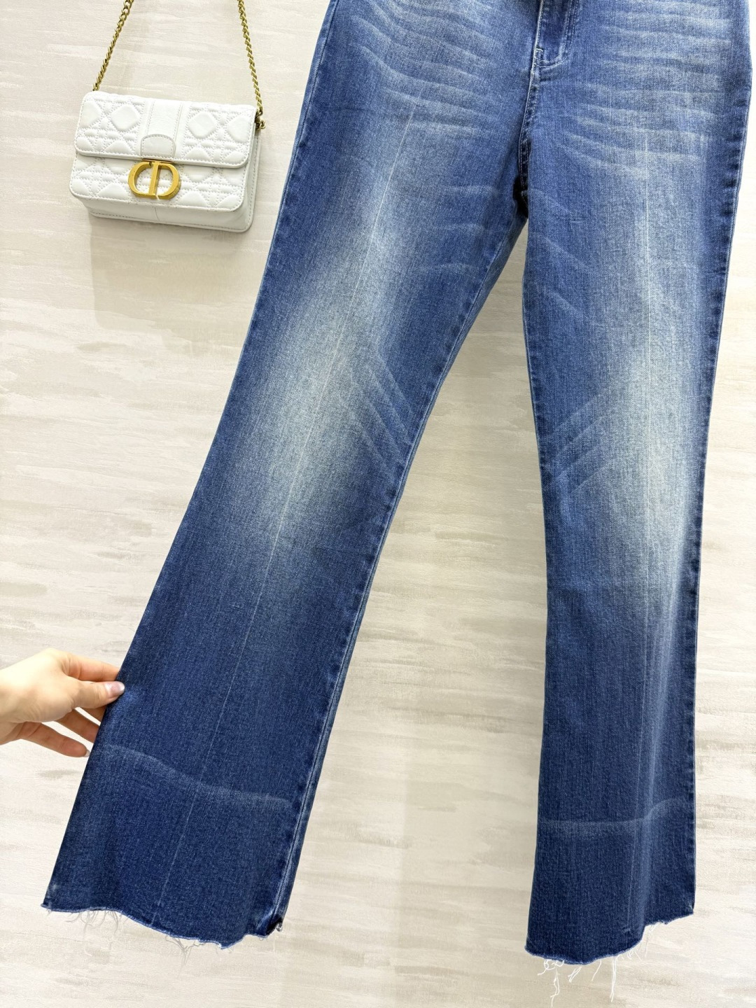 #Chlo新款高腰牛仔微喇裤 裤脚独特手工毛边设计随性洒脱 中高腰修身版型上身就是妥妥的长腿妹子 后口袋