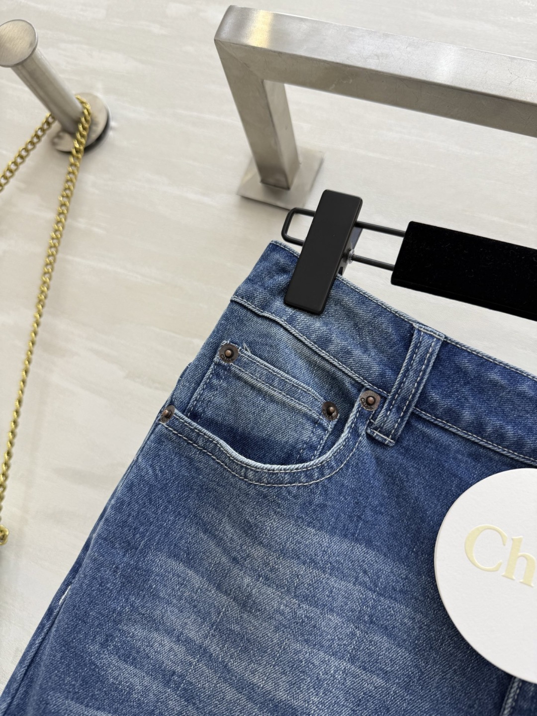 #Chlo新款高腰牛仔微喇裤 裤脚独特手工毛边设计随性洒脱 中高腰修身版型上身就是妥妥的长腿妹子 后口袋