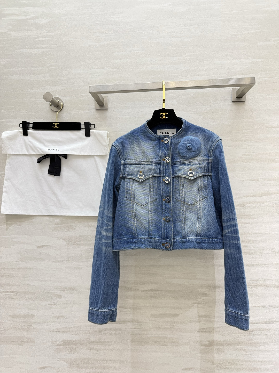 #Chane♡²⁶渐变做旧牛仔夹克外套 山茶花点缀精致高级 重工戏水做旧牛仔面料高级精致 高品质 现货首