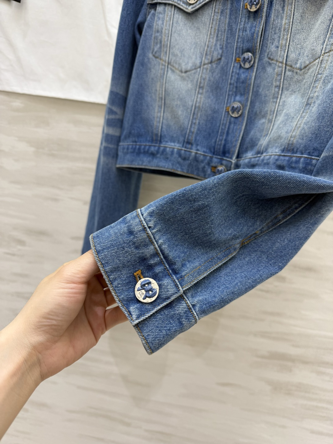 #Chane♡²⁶渐变做旧牛仔夹克外套 山茶花点缀精致高级 重工戏水做旧牛仔面料高级精致 高品质 现货首