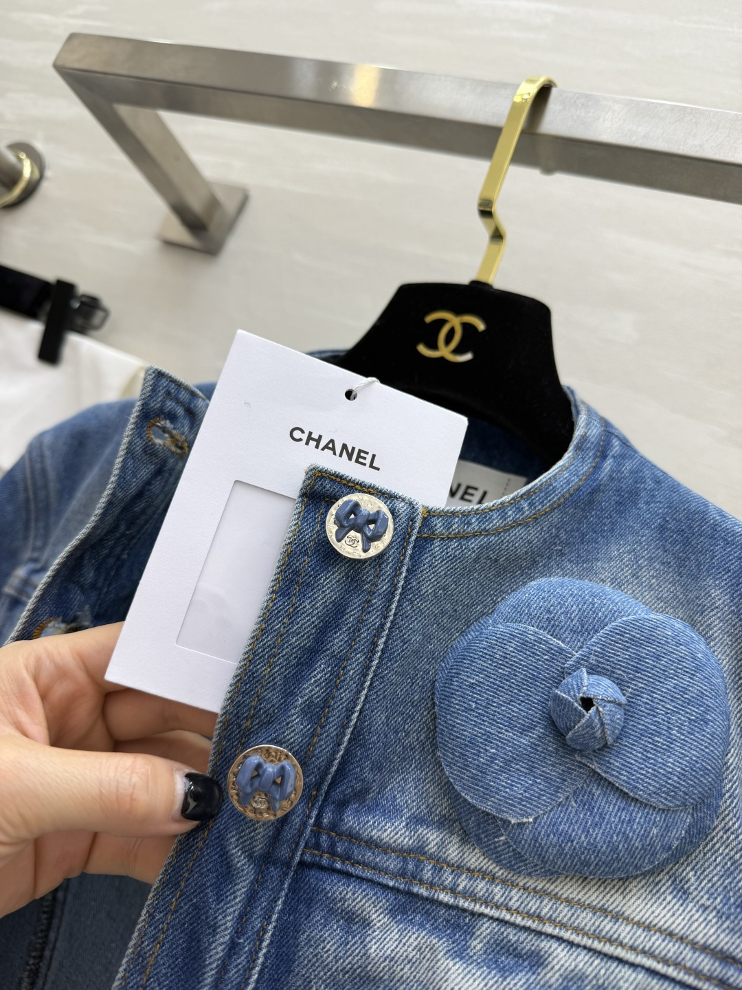 #Chane♡²⁶渐变做旧牛仔夹克外套 山茶花点缀精致高级 重工戏水做旧牛仔面料高级精致 高品质 现货首